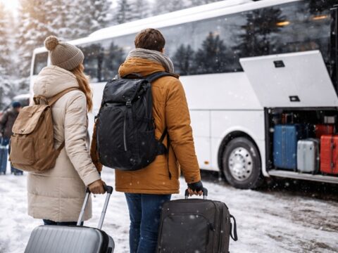 zimowe wyjazdy autokarowe podczas wsiadania pasażerów do autokaru w śnieżnych warunkach