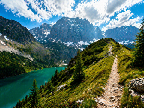 górski szlak jezioro i wysokie szczyty panorama Europa