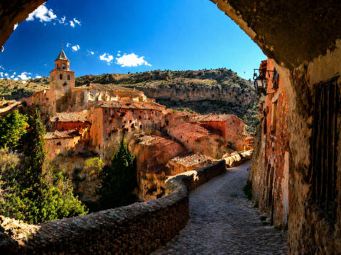 malownicze europejskie miasteczko bez tłumów widok krajobraz