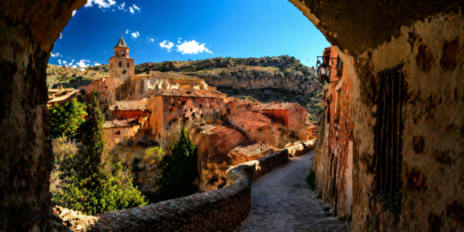 malownicze europejskie miasteczko bez tłumów widok krajobraz