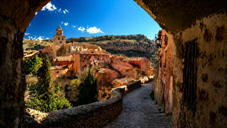 malownicze europejskie miasteczko bez tłumów widok krajobraz