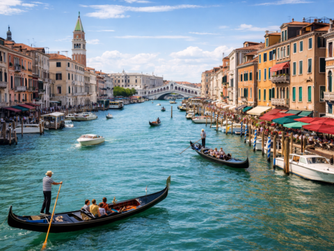 kanał w Wenecji z gondolami i zabudową nad wodą