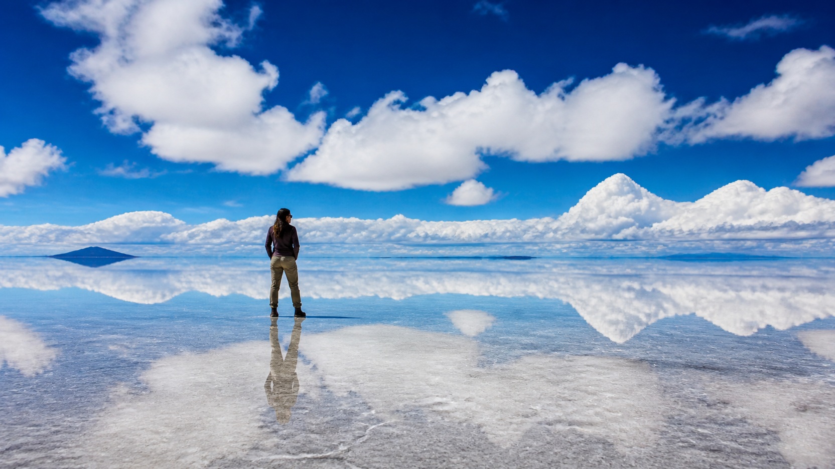Miejsca, które wyglądają nierealnie – podróżniczka na lustrzanej powierzchni Salar de Uyuni